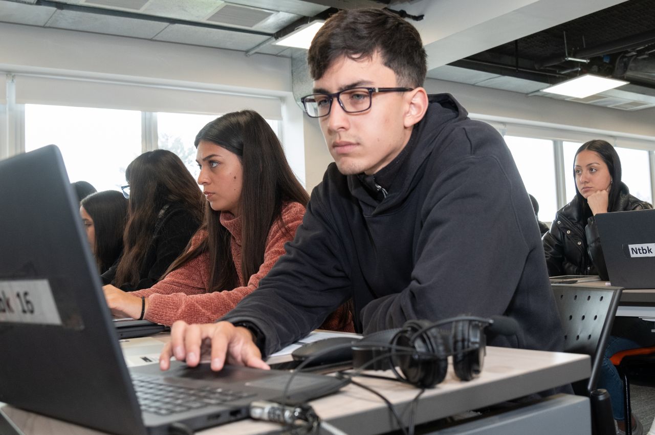 Escuela de Negocios y Economía firma acuerdo de colaboración con Trading View