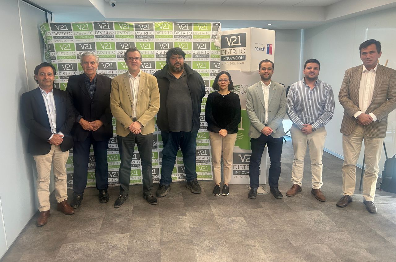 Escuela de Negocios y Economía tiende puentes de colaboración con distrito de Innovación V21