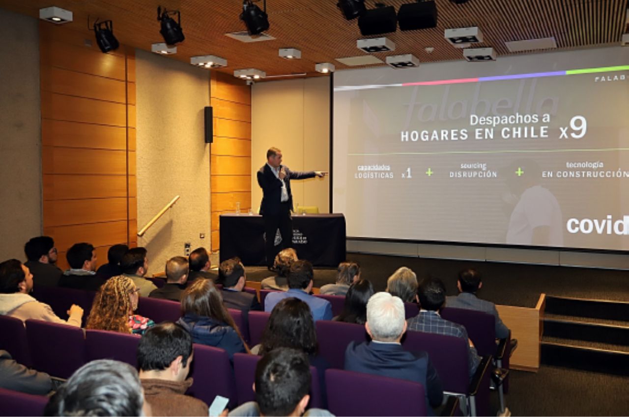 MBA PUCV Santiago da inicio a su año académico con charla magistral de Alejandro González, CEO de Grupo Falabella