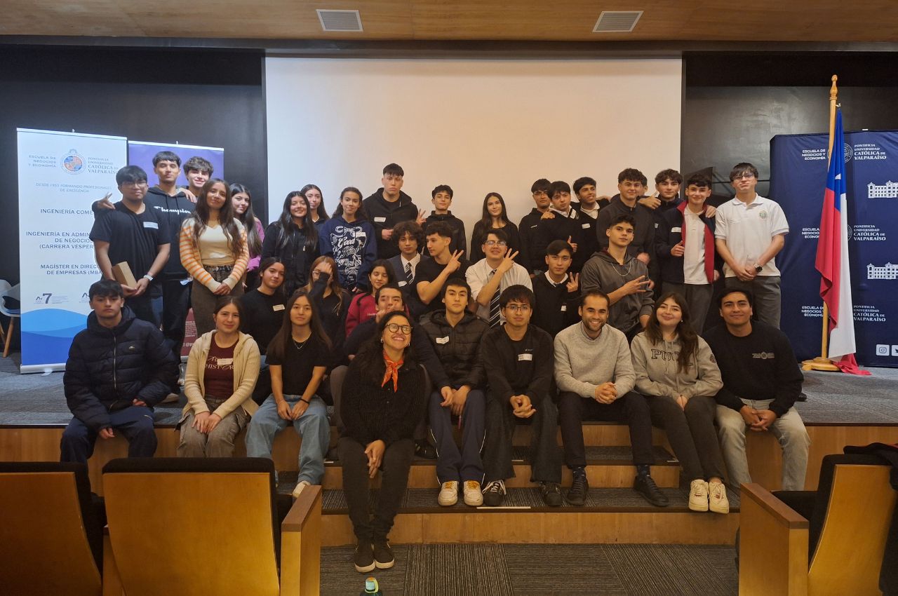 Estudiantes de colegios de la región de Valparaíso participan en pasantía en Escuela de Negocios y Economía