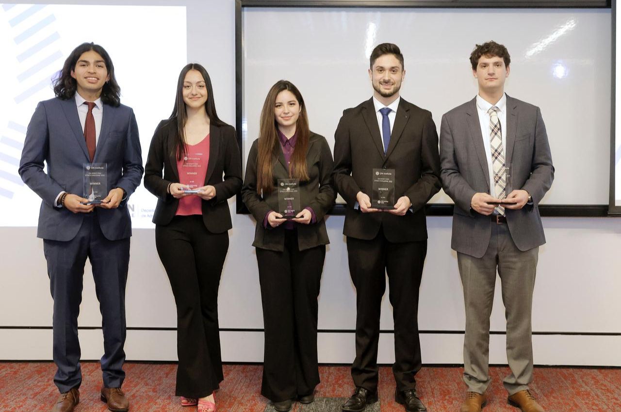 Estudiantes de la Escuela de Negocios y Economía alcanzan primer lugar en Ethics Challenge organizado por CFA Institute