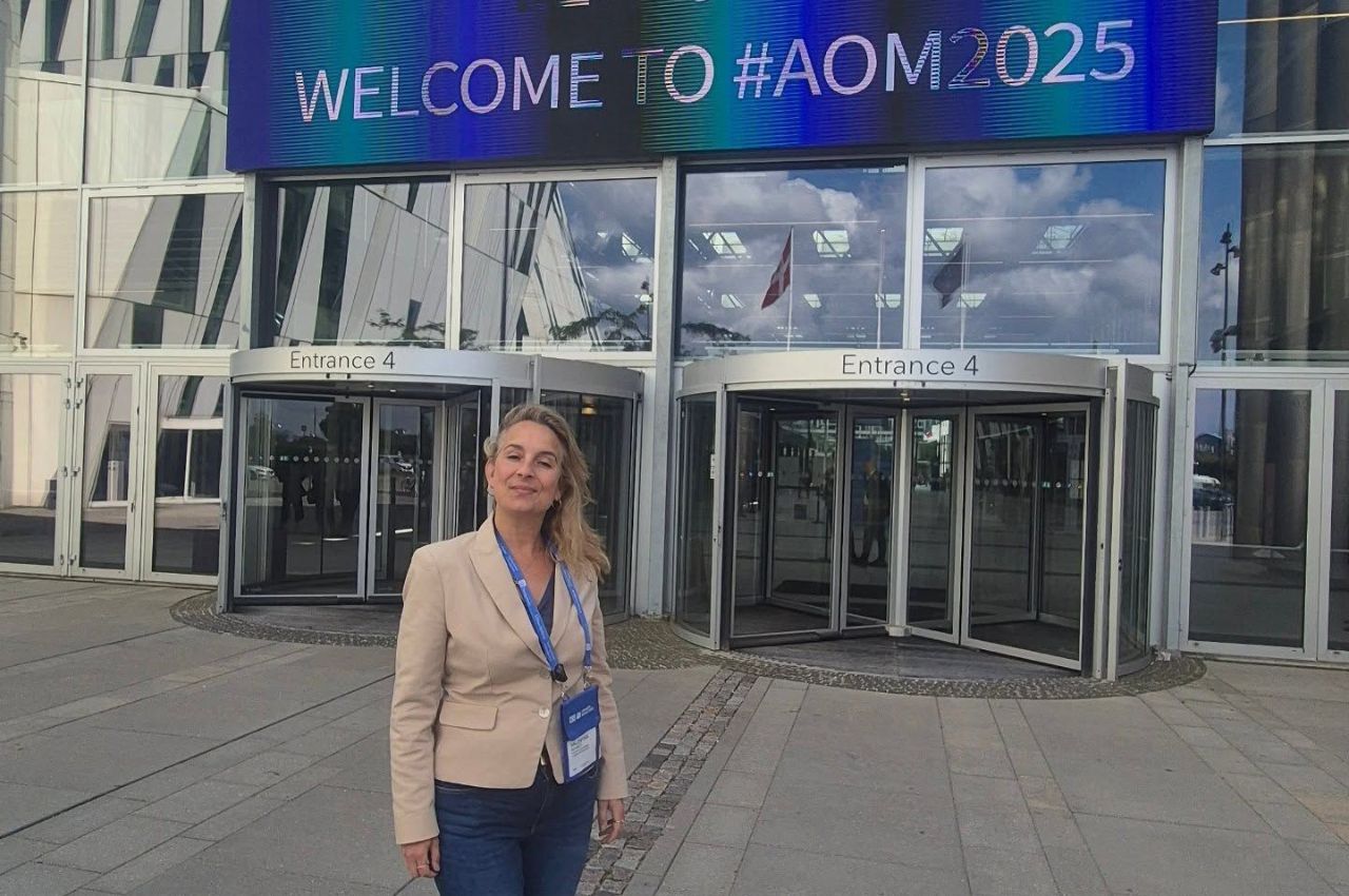 Profesora Valentina Schmitt participa en AOM 2025 – Academy of Management Conference